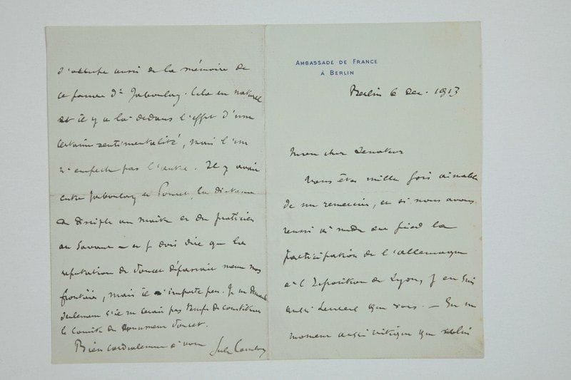 Jules CAMBON
4 L.A.S., 1891-1913, à Édouard Herriot; 11 pages et demie in-8, en-têtes Préfecture du Rhône et Ambassade de France à Berlin. Lyon 8 mai [1891]. Il lui offre en quittant la Préfecture du Rhône une statuette de Gambetta, reproduction de celle offerte à Lille par souscription, et dont il n'existe que cinq exemplaires. «L'auteur est un sculpteur du Nord de beaucoup de talent, M. Darcq: c'est lui qui a fait le monument de la bataille d'Hondschoote»... Paris 25 décembre 1909, il espère le retrouver à Berlin, le 31 décembre: «J'ai prévenu M. de Berckheim, notre chargé d'affaires, de s'enquérir si M. de Bethman Holweg sera à Berlin»... Berlin 25 novembre 1913. Il fait état de l'échec de ses efforts auprès de diverses personnalités, pour faire accepter la présidence du Comité Allemand; «les circonstances actuelles, et notamment l'incident de Saverne, ne nous sont pas favorables et elles justifient les appréhensions manifestées par les autorités allemandes»... 6 décembre: il est heureux d'avoir contribué à faire participer l'Allemagne à l'Exposition de Lyon. «En un moment aussi critique que celui que nous traversons, on aurait donné à l'abstention germanique une portée sans doute excessive, mais ennuyeuse tout de même. Nous avons eu bien des ennuis tous ces temps-ci: grâce au Ciel, en France, on a gardé la mesure qui convenait»
