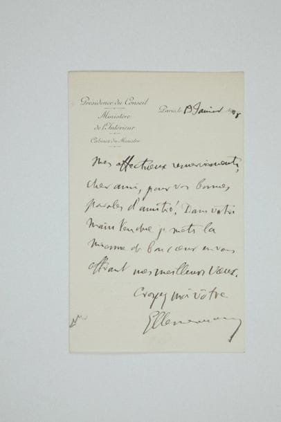 Georges CLEMENCEAU (1841-1929) homme d'État
L.A.S., Paris 13 janvier 1908, [à Édouard Herriot]; 1 page in-8, en-tête Présidence du Conseil. Ministère de l'Intérieur. «Mes affectueux remerciements, cher ami, pour vos bonnes paroles d'amitié. Dans votre main tendue je mets la mienne de bon coeur en vous offrant mes meilleurs voeux»... On joint une carte de visite a.s. au même; le Menu du dîner offert par la Ville de Lyon, 18 mai 1907, signé par le Président Armand Fallières, Clemenceau et le général Georges Picquart; une ordonnance a.s. au crayon au dos du programme de la Visite de Monsieur Fallières Président de la République à l'Hospice de la Charité (Lyon 19 mai 1907); plus un billet a.s. à Aurélien Lugné-Poe (20 février 1901)