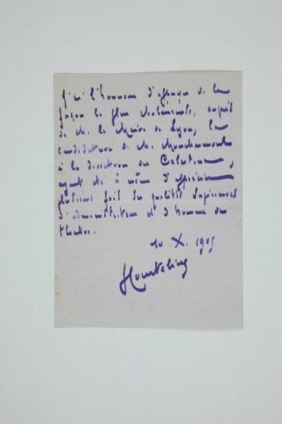 Georges COURTELINE (1858-1929) écrivain
6 L.A.S., 1905-1927, à Édouard Herriot; 1 page in-4 ou in-8 chaque. 10 décembre 1905: il recommande au maire de Lyon la candidature de Charles Moncharmont à la direction des Célestins, ayant été «à même d'apprécier plusieurs fois ses qualités supérieurs d'administrateur et d'homme de théâtre»... 25 décembre 1926, rappelant la pétition de Gervex, Lhermitte, Bartholomé, Le Sidaner et Jean Béraud, pour faire attribuer la Légion d'honneur au peintre René Andreau... 20 janvier 1927, remerciant pour le livre Dans la forêt normande: «Je l'ai lu d'une traite, avec le plaisir infini que l'on goûte à revoir des paysages connus évoqués par une main d'artiste»... 24 mars 1927: «Quel cadeau! [...] On ne peut être plus aimable que vous ne l'êtes, ni plus confus que je ne le suis»... 24 mai 1927, invitation à déjeuner avec Léon Hennique, sa fille, son gendre «et notre bon Chéreau»... S.d. Il accepte, mais «est-ce que je sais jamais, avec ma garce de jambe coupée!»