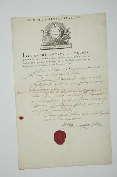 Joseph FOUCHÉ (1759-1820)
Conventionnel, puis ministre de la Police. P.S., cosignée par Jean-Nicolas Méaulle (1757-1826) et Sébastien Laporte (1760-1823), Commune-Affranchie 10 pluviose II (Lyon 29 janvier 1794); 1 page grand in-fol., vignette et en-tête Les Représentants du Peuple, envoyés dans la Commune-Affranchie, pour y assurer le bonheur du Peuple avec le triomphe de la République, dans tous les Départemens environnans, et près l'Armée des Alpes, cachet cire rouge. «Informés de l'état de dégradation où se trouvent les routes du Département du Rhône, Considérant qu'il importe de les réparer sans délai, pour faciliter la circulation et pour employer des ouvriers à des travaux utiles», ils requièrent les administrateurs du Rhône de faire réparer sans retard les «parties dégradées des grandes routes»... On joint 2 imprimés: Réflexions de Fouché (de Nantes), sur les calomnies répandues contre lui (prairial III), et Un mot de Fouché (de Nantes) sur la dénonciation déposée contre lui au Comité de législation; plus la copie d'époque de 2 pièces relatives à l'administration de la campagne de Commune-Affranchie (1793-1794)