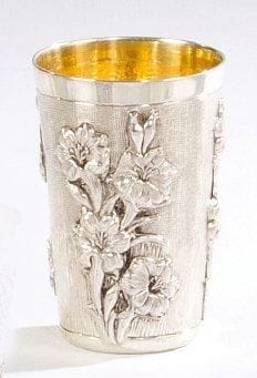 Timbale droite à fond plat en argent amati, appliquée d'importants motifs de fleurs. Sterling. Poids: 159 g