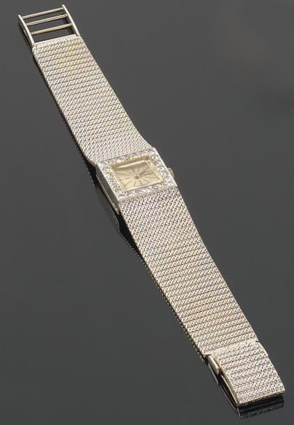 Montre-bracelet de dame, la montre de forme carrée en platine et or gris, le tour de cadran serti de petits diamants taillés en huit-huit, mouvement mécanique, bracelet tressé. Longueur: 15,5 cm Poids brut: 45 g