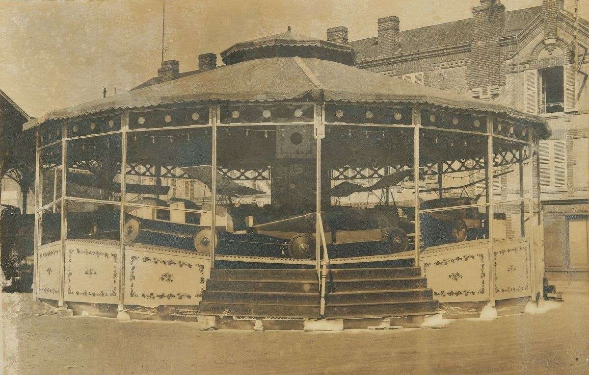 FÊTE FORAINE. Carte-photo d’un manège en France vers 1920. BE. Petites traces d’humidité.