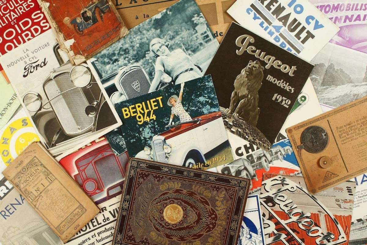 LOT DE CATALOGUES AUTOMOBILES. CITROËN, RENAUT, PEUGEOT, HOTCHKISS, DE DION BOUTON, Maurice SAINTURAT, L’automobile à portée de tout le monde, Paris 1914.
