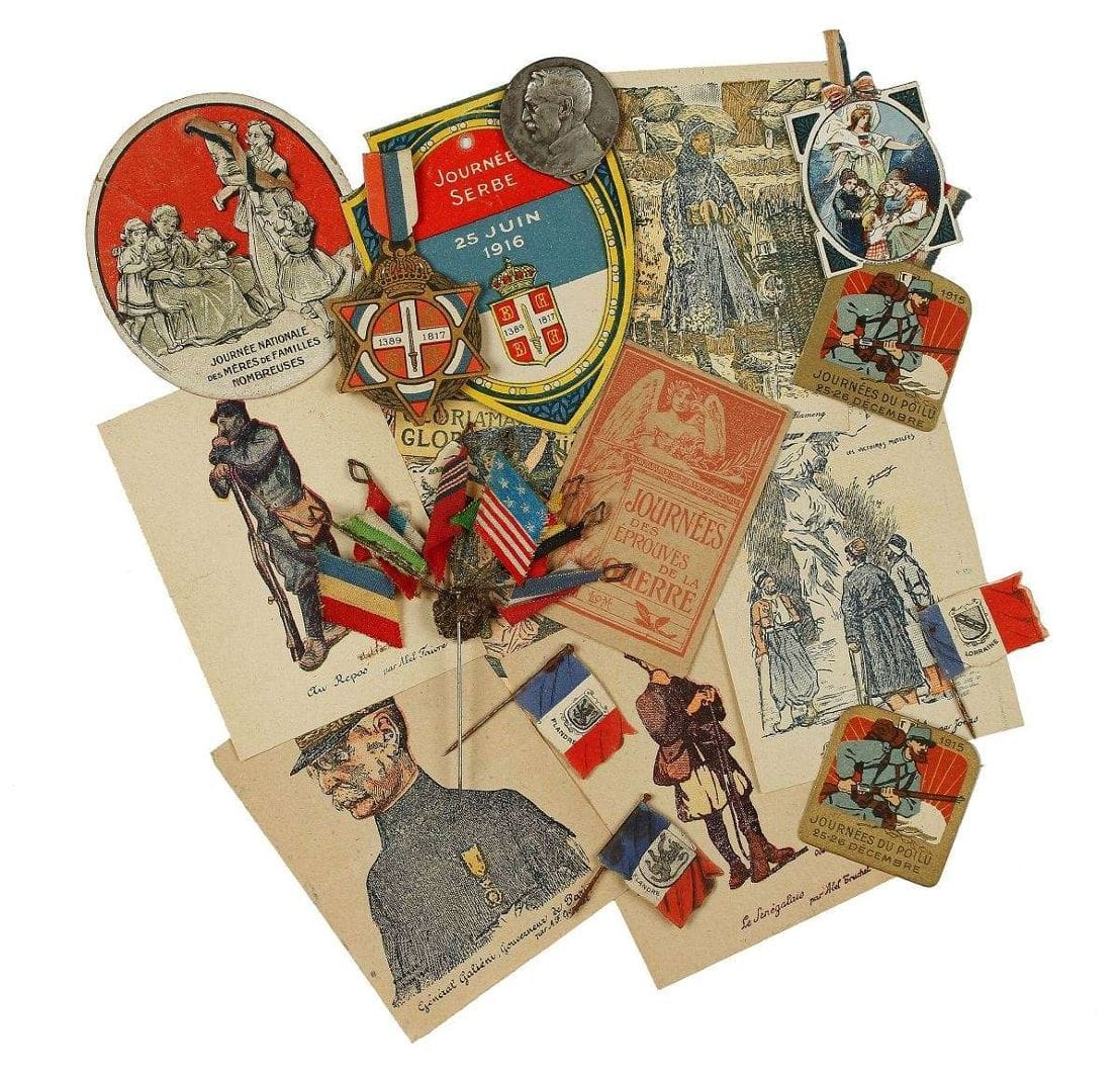 GUERRE 1914-1918. Album contenant pins, petites médailles patriotiques, quelques petites cartes (guerre de 14). On y joint : plaquette : Tricotons pour nos enfants et divers documents sur la guerre dont bon points de l’emprunt, médailles, matériel publicitaire patriotique et drapeaux en métal peint des biscuits l’Alsacienne.