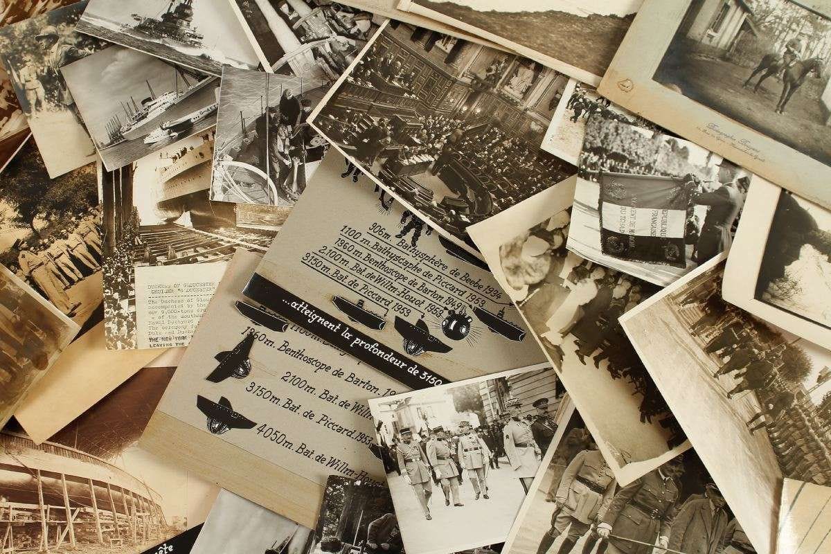 LIVRE D’OR DE LA RéSISTANCE ET DE LA LIBéRATION, L’ Appel du 18 juin, tirage de la Libération.  (déchirures, manques aux marges) et phono-photo de l’appel du 18 Juin. Gala de la 1e DB, 29 décembre 1960. Petites affiches diverses (Secours national Jean Carlu 1940). Nombreuses photos (marine, Ethiopie...). 