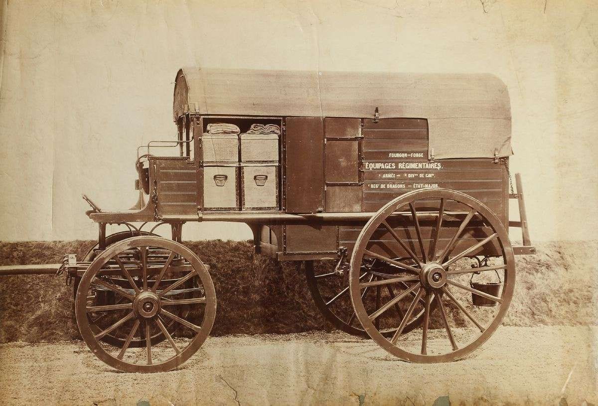 TRANSPORTS, c. 1870-1880.  Chariot télégraphique. Voiture du Trésor et des Postes. Fourgon-Forge. Voiture d’imprimerie. Canons.  28 épreuves sur papier albuminé (papier kraft aux versos sur les bords).  Formats : de 26 x 19 à 28,5 x 41 cm.  On joint quatre photographies de militaires. 