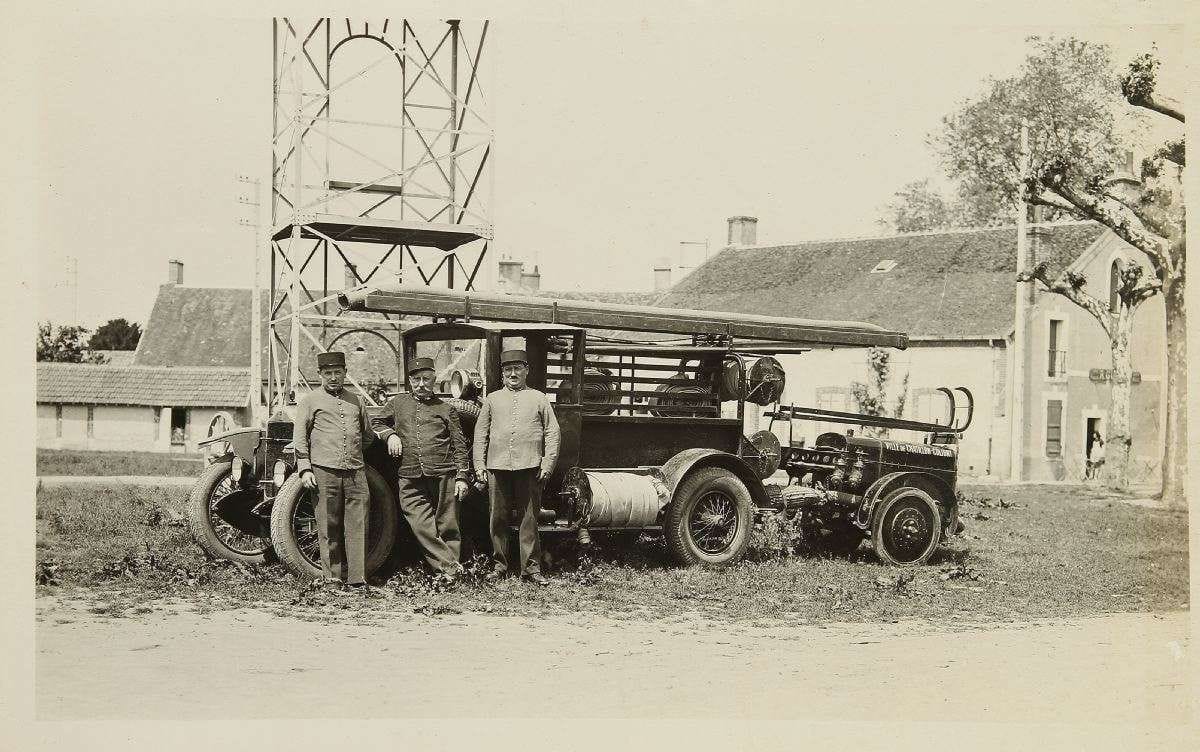 Département 45 CHÂTILLON-COLIGNY. Lot de 4 cartes photo des pompiers vers 1920. TBE.