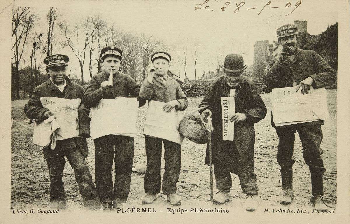 Département 56 PLOERMEL. Les vendeurs de journaux. BE, un coin plié.