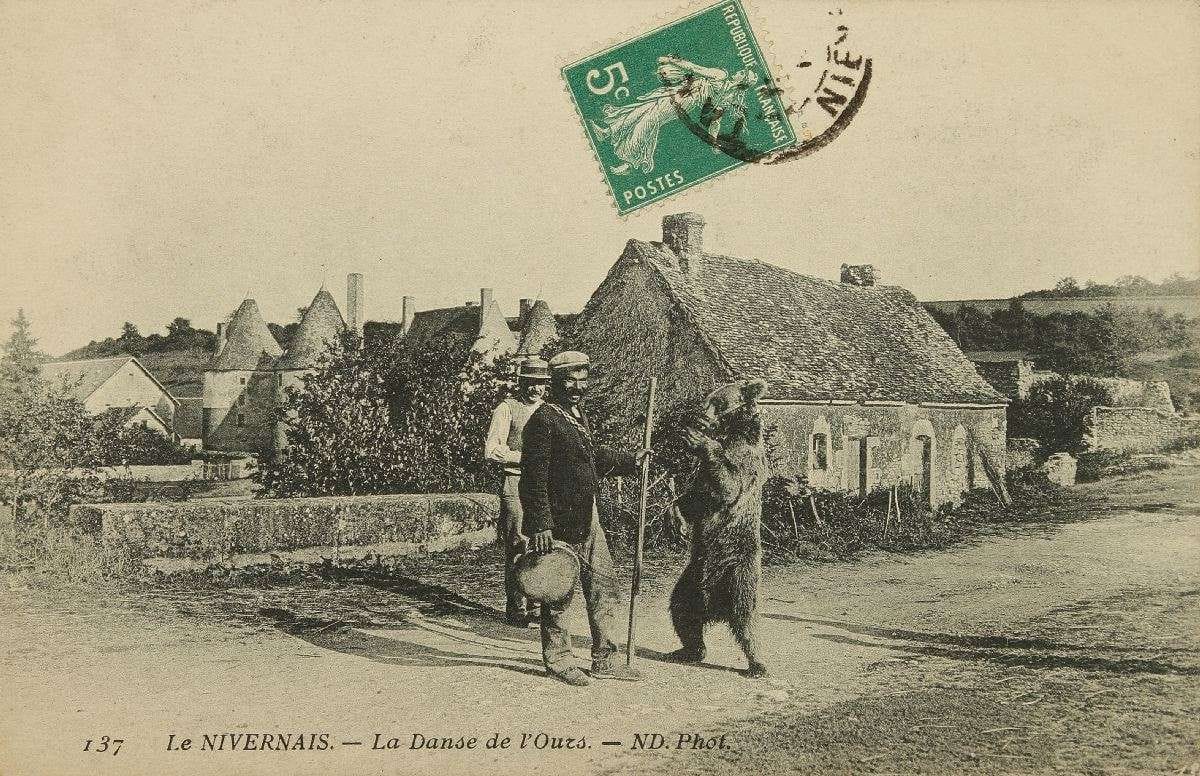 Département 58 LE NIVERNAIS. La danse de l’ours (montreur d’ours).  TBE.