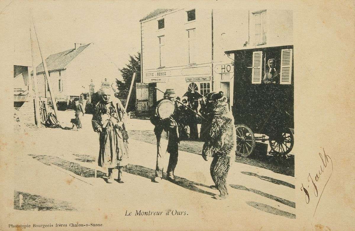 Département 71 CHALON-SUR-SAôNE. Le montreur d’ours. Un coin plié. Adhérence au dos et petits défauts. 
