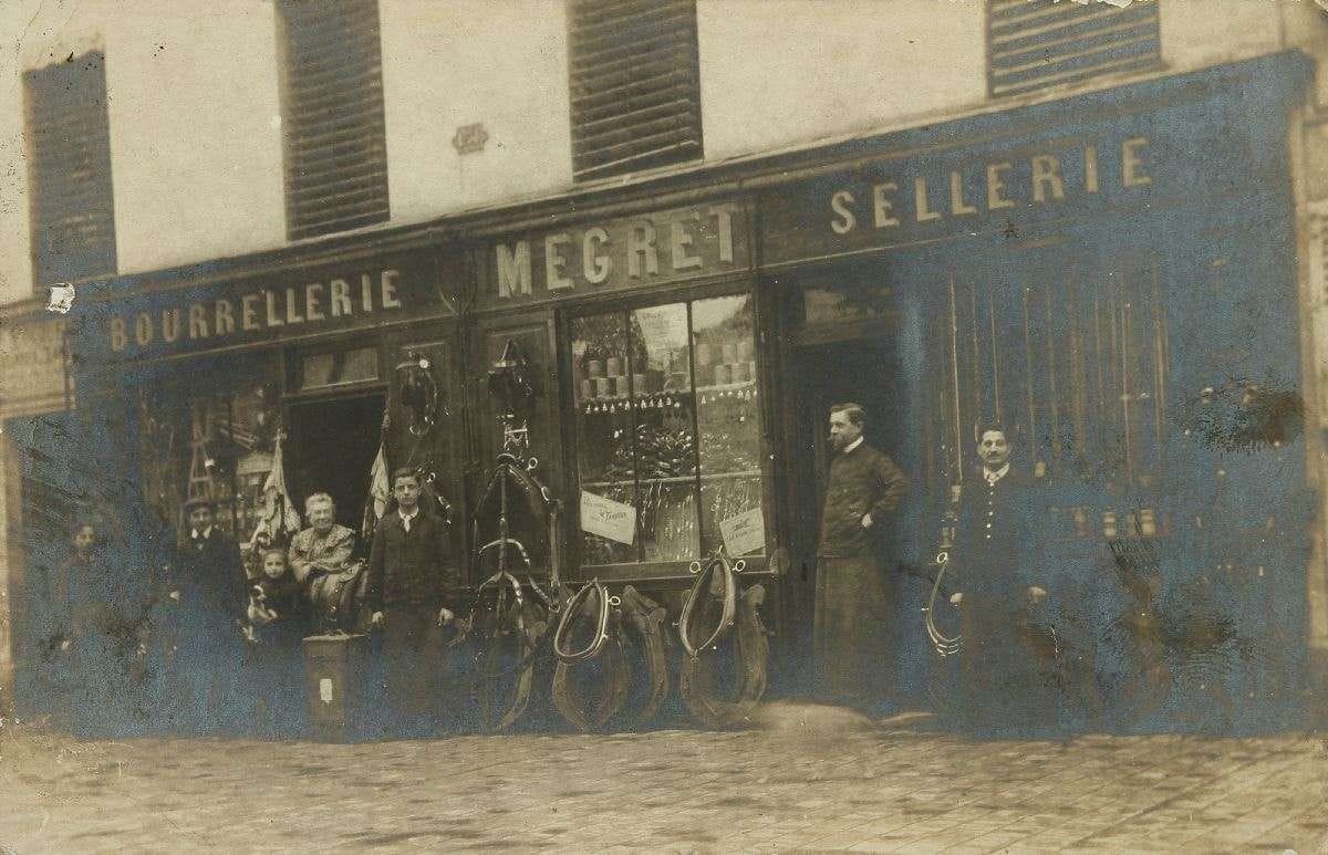 Département 94 VINCENNES. Carte-photo de la bourrellerie et sellerie. MEGRET, 1905. BE, léger plis d’angle.