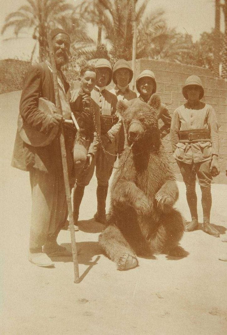 éTRANGER Photo 8.8 x 5.8 cm.  Un montreur d’ours à Beyrouth au Liban en 1925.