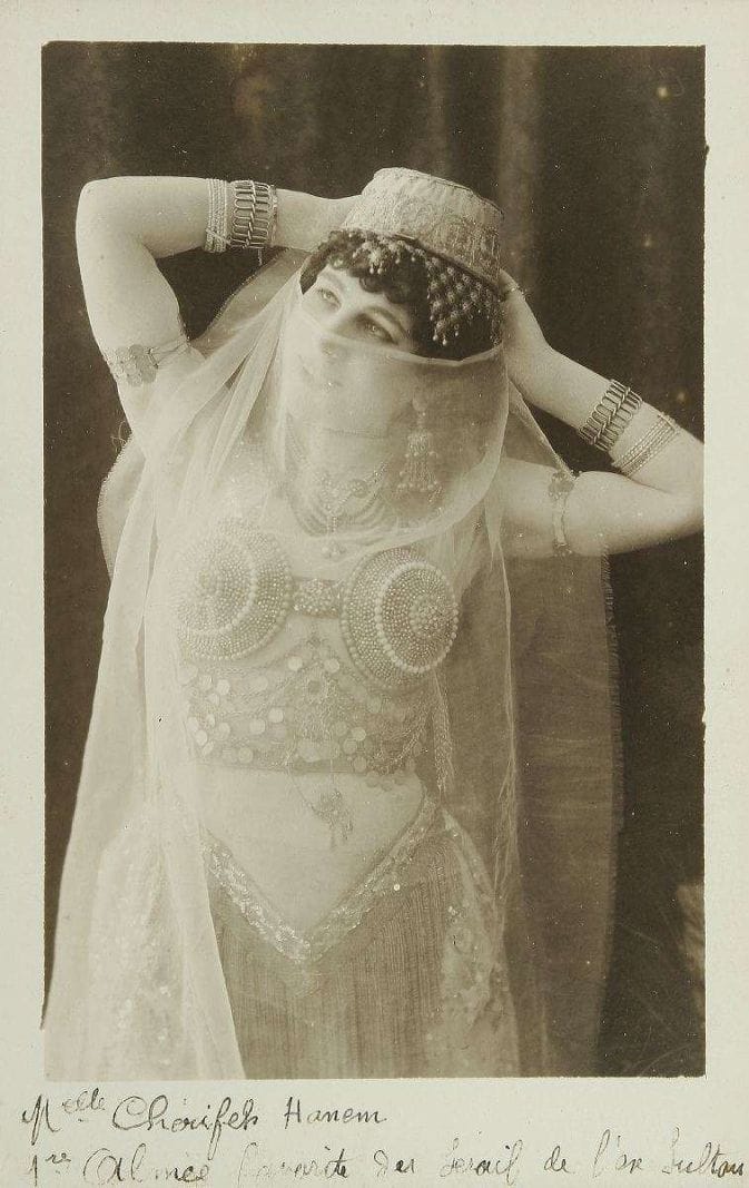 éTRANGER TURQUIE. Carte photo de Cherifeh Hanem, 1ère almée, favorite du Sérail de l’ex-sultan. TBE.