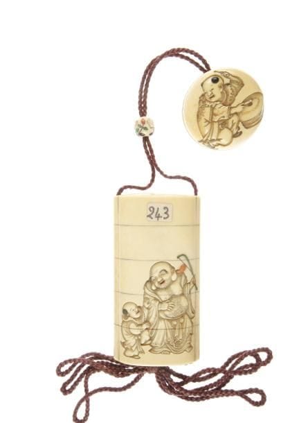 Inro à quatre cases en ivoire à patine jaune, à décor sculpté d'Hotei debout, entouré de deux enfants, un poisson au bout de sa ligne. Le poisson est incrusté en corail. Signé Chounsai.  H. 9,1 cm. Manju en ivoire sculpté d'un enfant jouant du tambour Signé Hogyoku. 