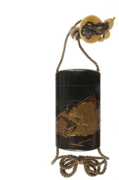 Inro à quatre cases en laque ro-iro et mura nashiji décoré en hira maki-e de laque or, noir, brun et incrustations de nacre d'un enfant assoupi sur sa table à écrire. Intérieur en laque argent.  H. 9,4 cm. Manju en ivoire et cuivre en forme de gourdes.