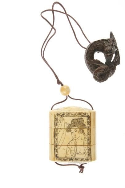 Petit inro à deux cases en os à décor gravé d'une jeune femme, oiseau et fleurs. Chine, style japonais.  Netsuke en bois en forme de dragon. Chine, style japonais. H. 6,5 cm.