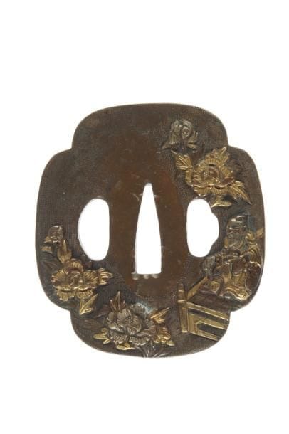 Mokko gata en suaka à fond nanako décoré en relief et incrusté de cuivre jaune d'un personnage sur une terrasse entouré de pivoines. XIXe siècle.  H. 6,9 cm.