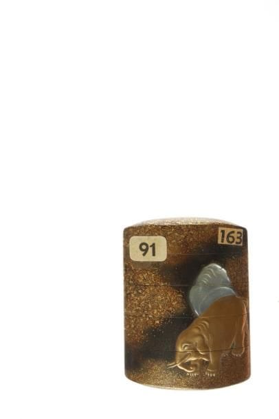 Inro à quatre cases en laque mura nashiji décoré en hira maki-e de laque or, kirigane et incrustations de nacre et mitsuda de trois éléphants sous un pin. Intérieur en laque nashiji. Signé Kogyokusai. XIXe siècle.  H. 8,4 cm.