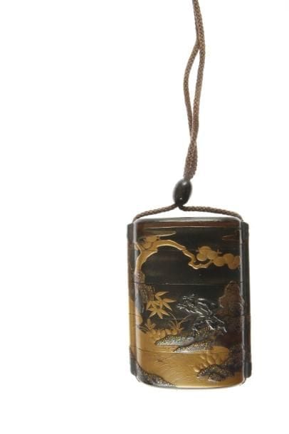 Inro à quatre cases en laque brun-noir et or décoré en hira maki-e de laque or, krigane et incrustations de shibuichi et mitsuda d'un personnage courant derrière un cavalier traversant un pont. Intérieur en laque nashiji. (Petits chocs).  H. 8 cm. Provenance : ancienne collection Levy, vente Drouot le 26/11/1952, n°234. 