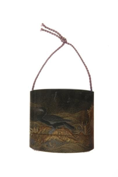 Inro à trois cases en laque mura nashiji sur fond ro-iro décoré en hira maki-e de laque noir, or, argent et togidashi d'un cormoran posé sur un rocher fleuri au bord de l'eau. Intérieur en laque fundame. Signé Koma Yasutada.  H. 7,6 cm.