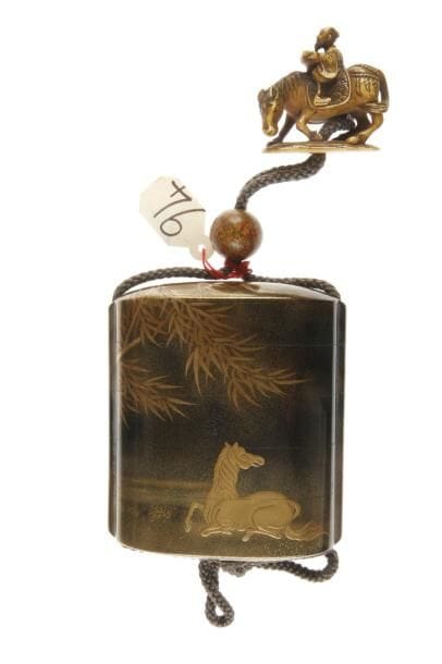 Inro à quatre cases en laque mura nashiji décoré en hira maki-e de laque or et togidashi d'un cheval couché sous un arbre, un autre gambadant au soleil levant. Intérieur en laque nashiji.  H. 8 cm. Netsuke en ivoire d'un cavalier lisant un rouleau. Signé Chounsai Jugyoku.