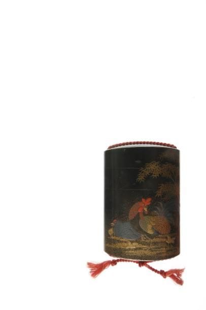 Inro à quatre cases en laque nashiji et ro-iro décoré en hira maki-e de laque or, rouge et argent d'un coq, poule et poussins piétant sous les érables. Intérieur en laque nashiji. Signé Inagawa.  H. 7,8 cm.