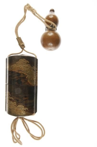 Inro à cinq cases en laque mura nashiji décoré en hira maki-e de laque or kirigane et togidashi d'un paysage lacustre avec barques. Intérieur en nashiji.  H. 9,3 cm. Ojime en forme d'escargot sur un bambou et netsuke en forme de calebasse en buis.