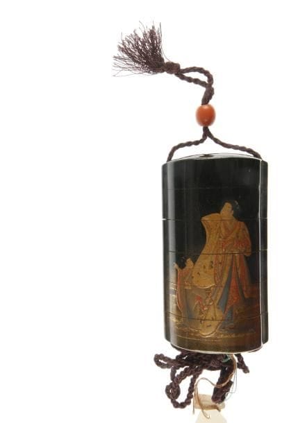 Inro à cinq cases en laque nashiji sur fond ro-iro décoré en hira maki-e de laque or, noir, argent, kirigane et hiroe togidashi d'un personnage et serviteur regardant une jeune femme à la fenêtre d'un pavillon. Intérieur en laque fundame à décor de svastika. Signé Gyoshosai suivi d'un kakihan.  H. 10 cm.