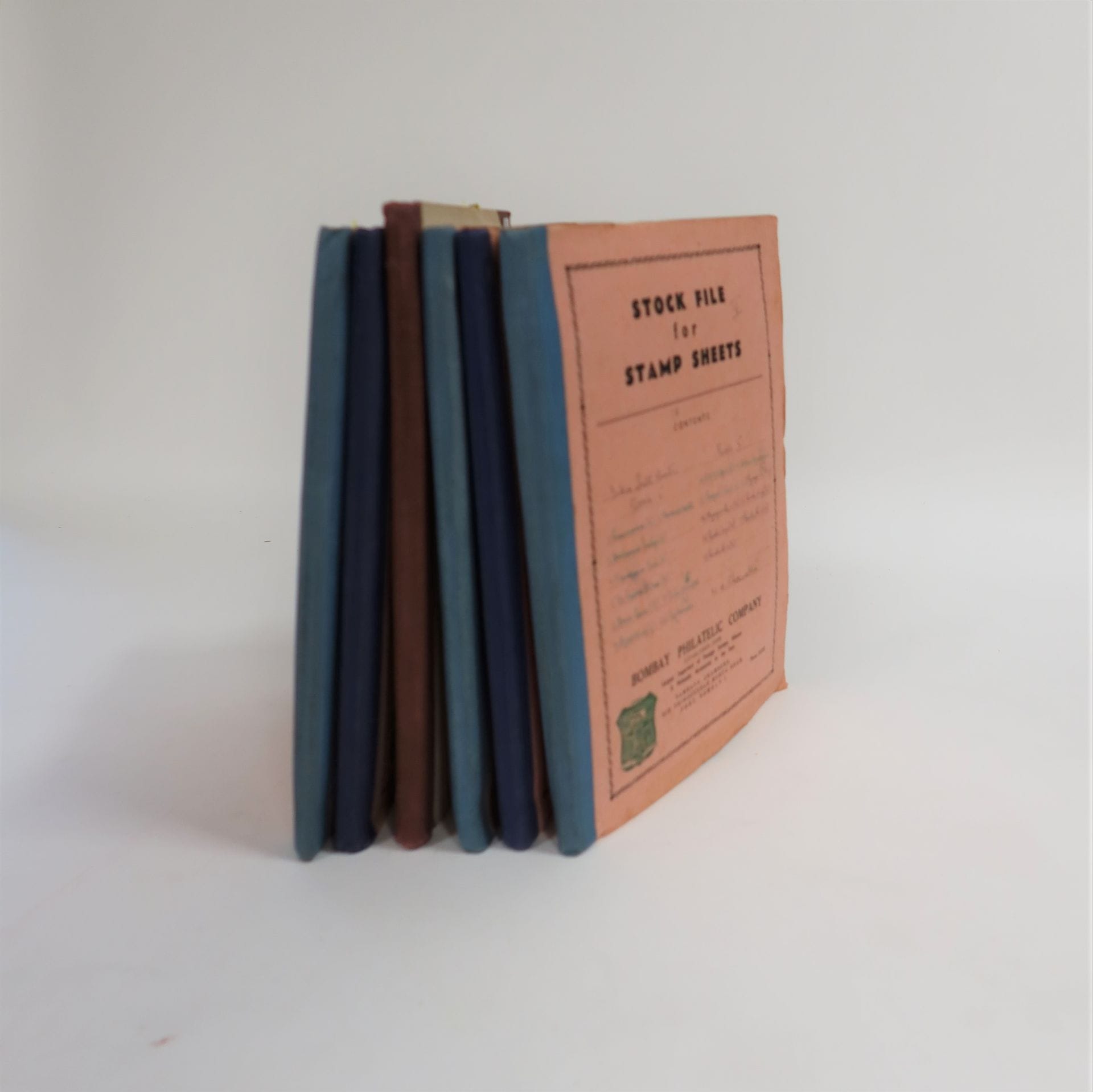 [INDE PORTUGUAISE]
Très bon ensemble de 6 albums pour feuilles entières (quelques panneaux et blocs) contenant plus de 20 000 timbres de l'Inde après l'Indépendance dont premiers numéros (Gandhi) et série. Des rousseurs, qualité locale de la Bombay Philatelic Company.