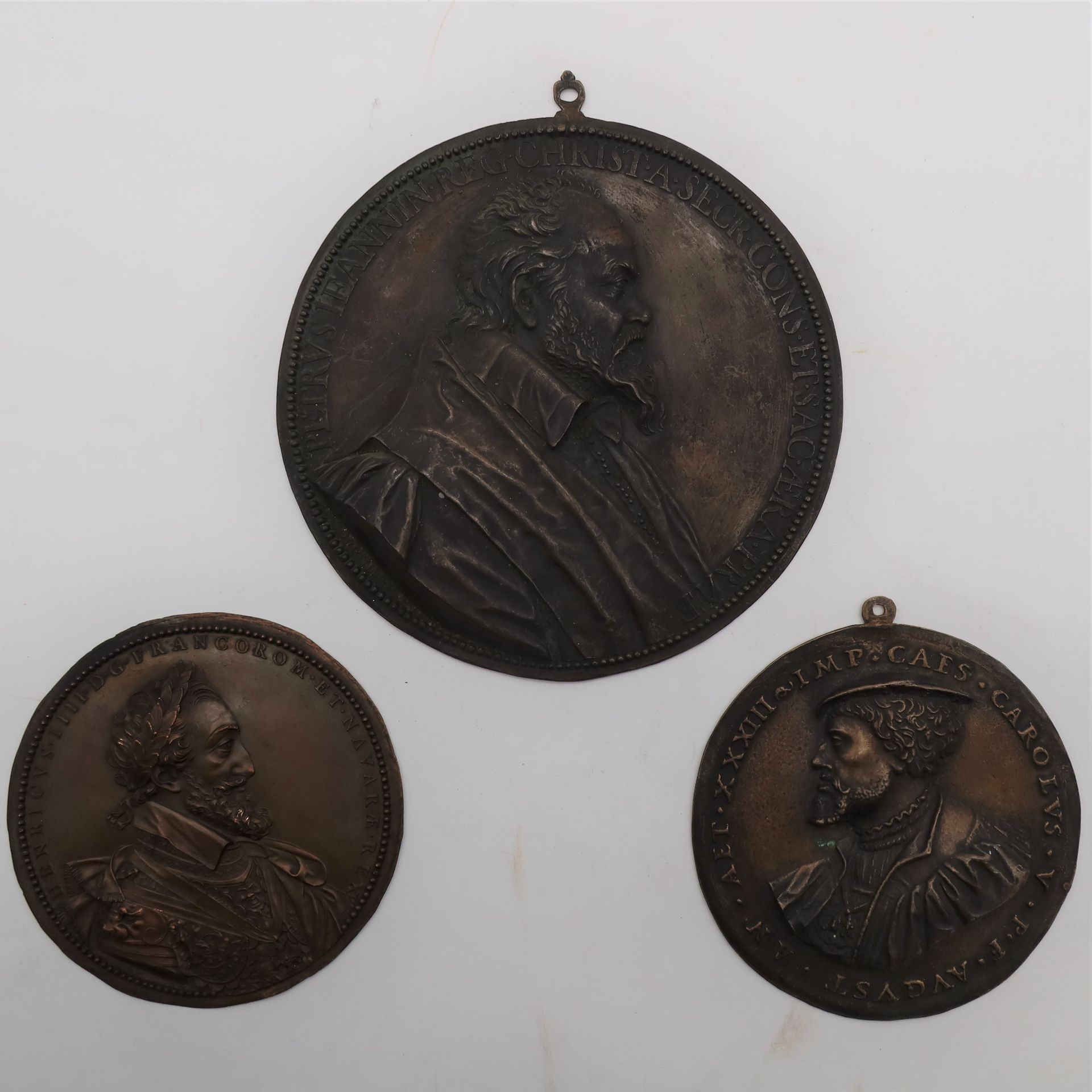 Lot de 3 médailles historiques et artistiques variées en métaux divers, surmoulages, refrappes, …
État divers. 
D : 13 à 19 cm.