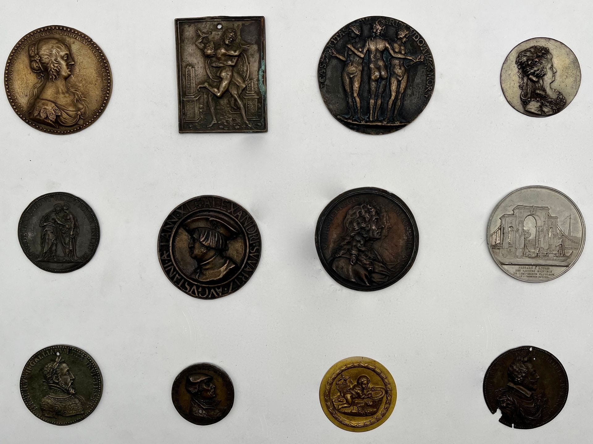 Lot de 12 médailles historiques et artistiques variées en métaux divers, surmoulages, refrappes, …
État divers. 
La plaque : 7,3 x 5,7 cm
D : 4,1 à 7,5 cm.