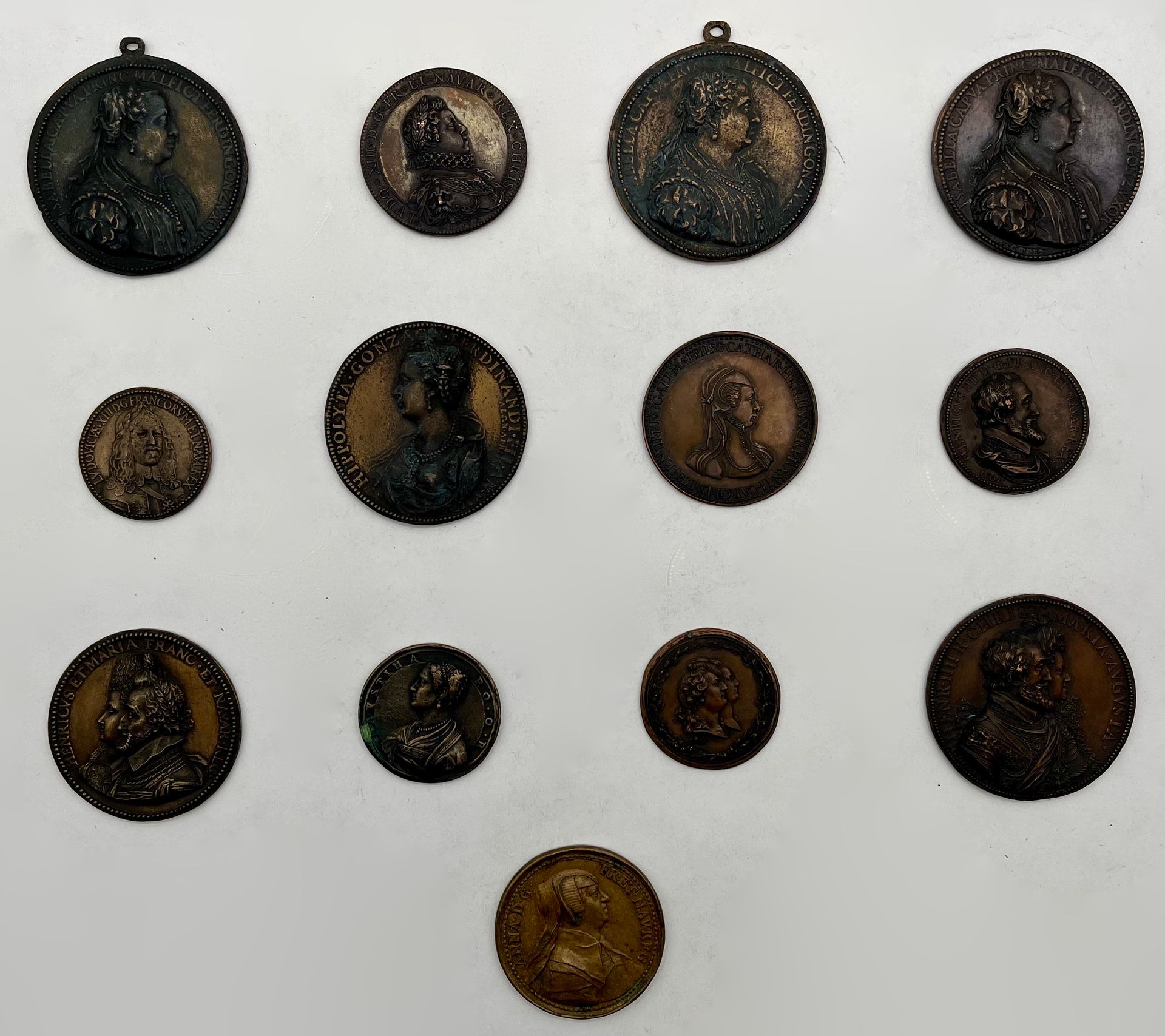 Lot de 13 médailles historiques et artistiques variées en métaux divers, surmoulages, refrappes, …
Comprenant notamment des médailles à l’effigie d’Henri IV et Marie de Médicis et de Louis XIII 
État divers. 
D : de 4,5 cm à 7 cm.