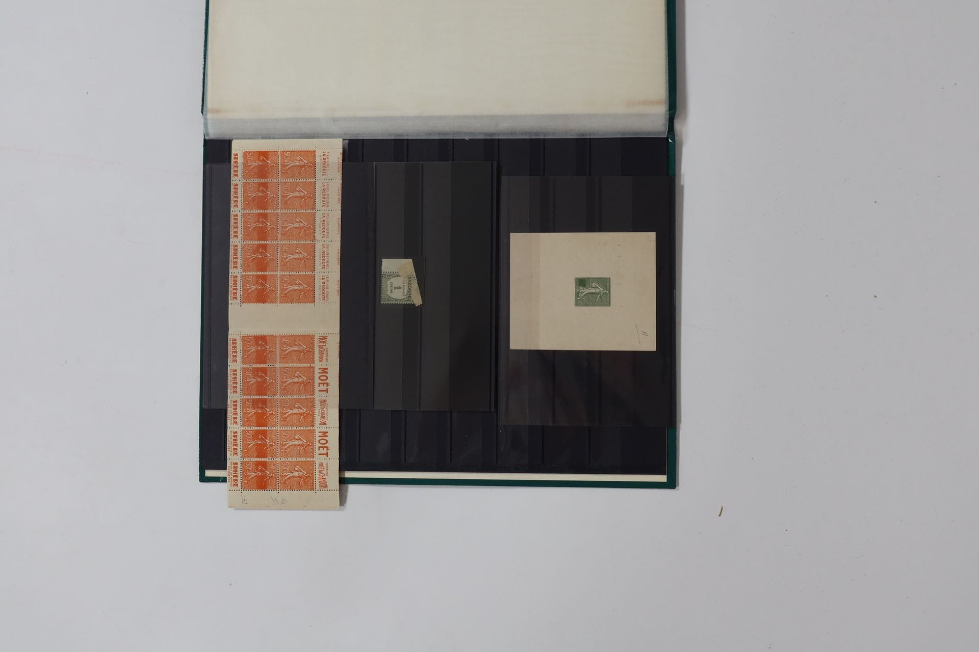 [FRANCE]
Superbes n°130 "15c vert-gris Semeuse lignée, Epreuve d'Atelier sans la valeur indiquée et numérotée", carnet n°99-C61 série 215 "50c Semeuse lignée variété d'essuyage sur les 10 exemplaires inférieurs", et Taxe n° 9 d'Andorre "1c surchargé Andorre variété piquage oblique par pliage et impression à cheval au verso du coin de feuille et du timbre (lettre E finale) neufs, ** luxe, signés Uzan et Calves.