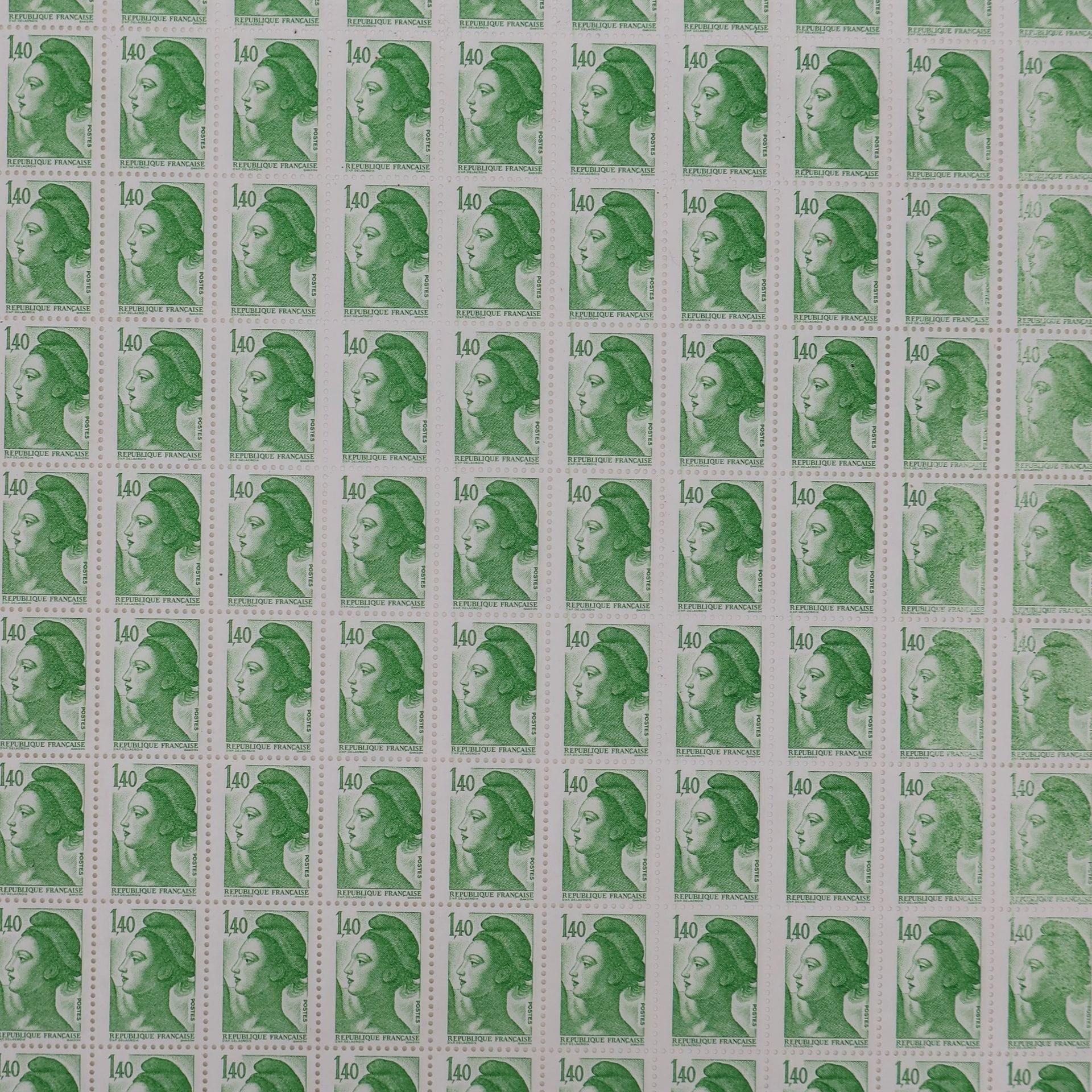 [FRANCE]
Superbe n° 2186 "1f40 vert liberté", en feuille entière, variétés d'impression sur 11 exemplaires, neufs **, luxe