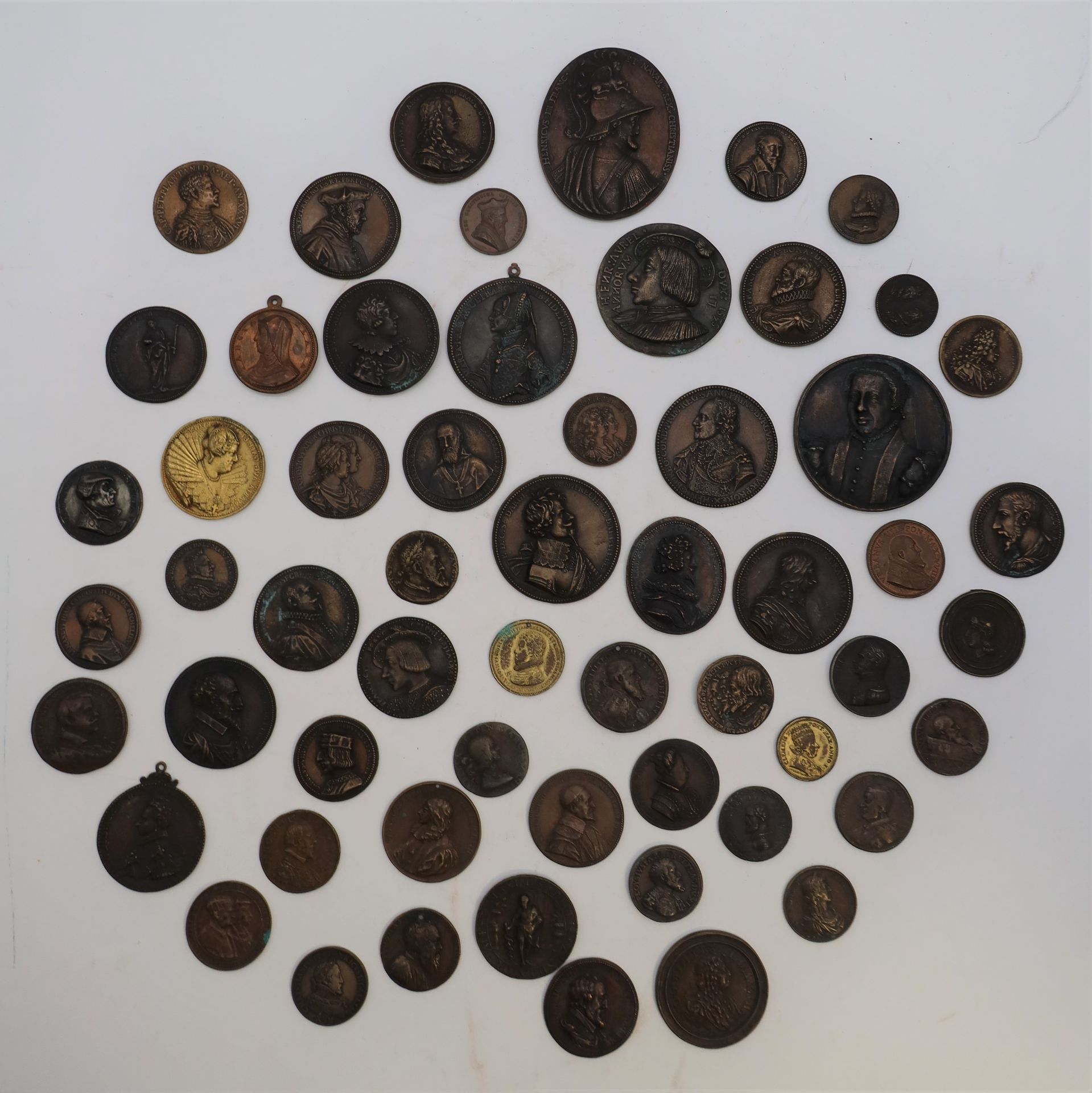 Lot of 58 various historical and artistic medals in various metals, overmoldings, refrappes, ...
Various condition
Various sizes.