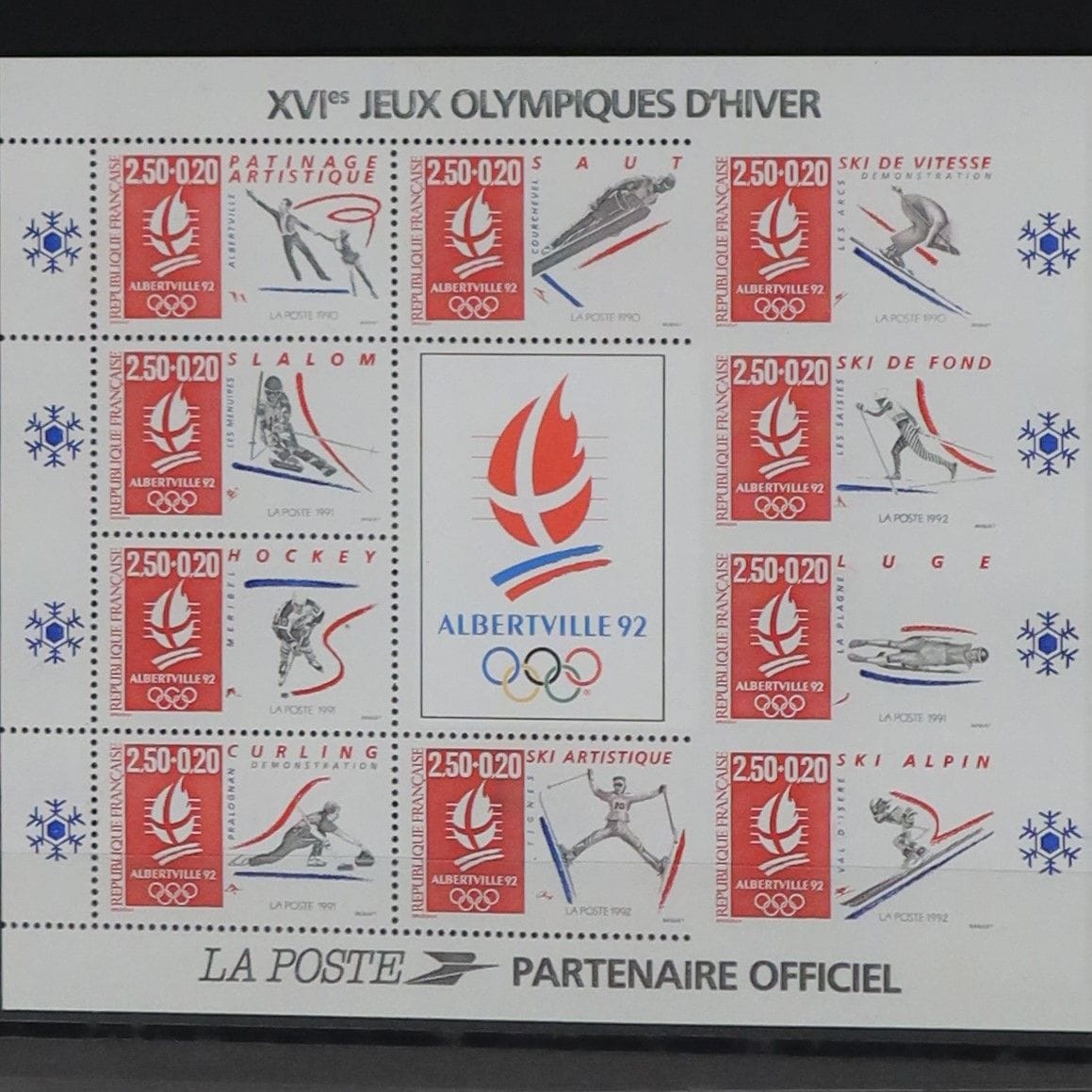 [FRANCE]
Superbe ensemble de variétés dont rare bloc N° 14 "Albertville 92" non dentelés tenant à dentelés pour les exemplaires supérieurs et inférieurs droits et les 2 exemplaires à droite de la vignette centrale. On a aussi des impressions sur raccords, à secs, des défauts d'essuyages, et le n°286 non dentelé sur 2 côtés. L'exemplaire inférieure visible (Signé Uzan et Calves).