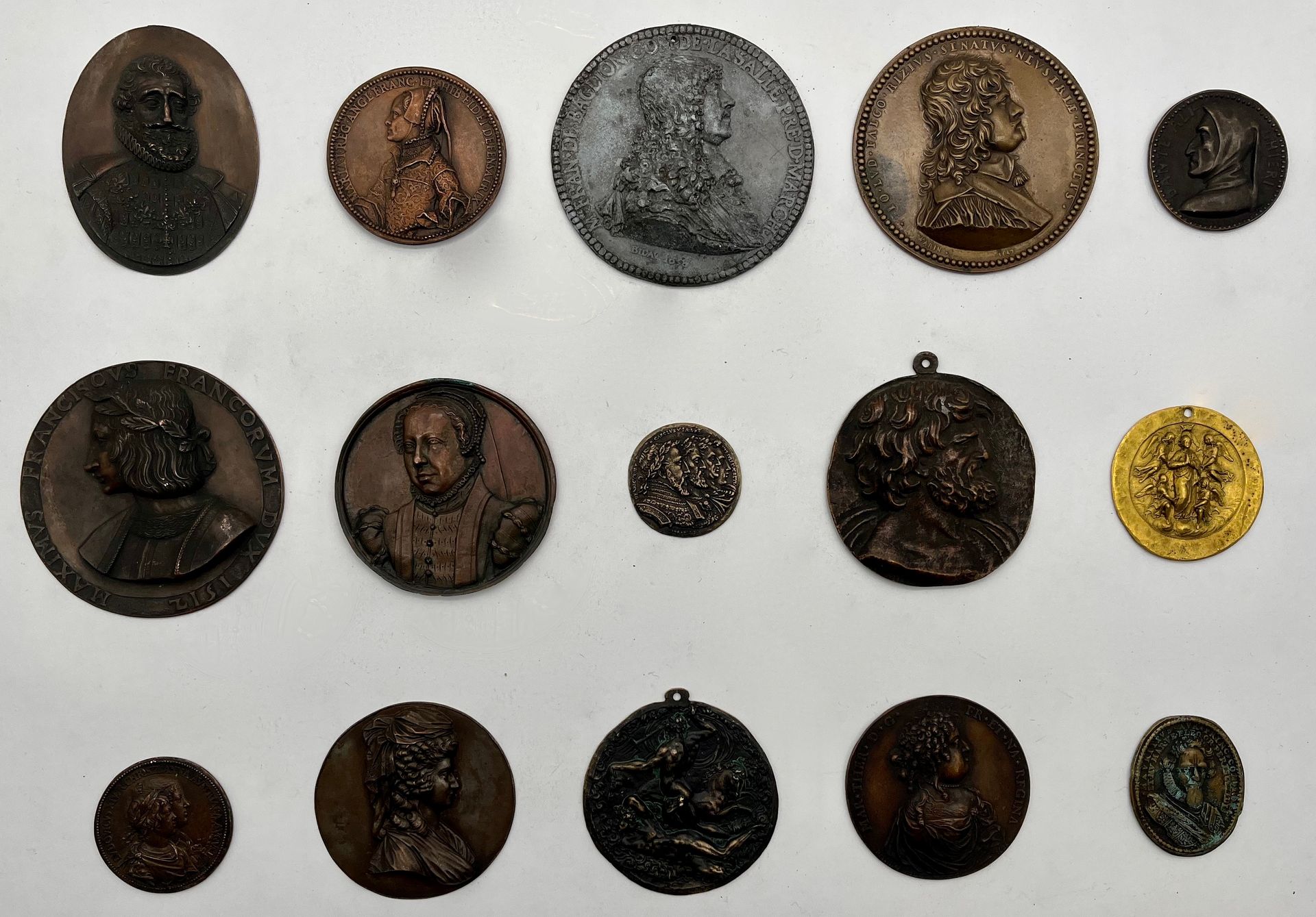 Lot de 15 médailles historiques et artistiques variées en métaux divers, surmoulages, refrappes, …
État divers dont corrosions.