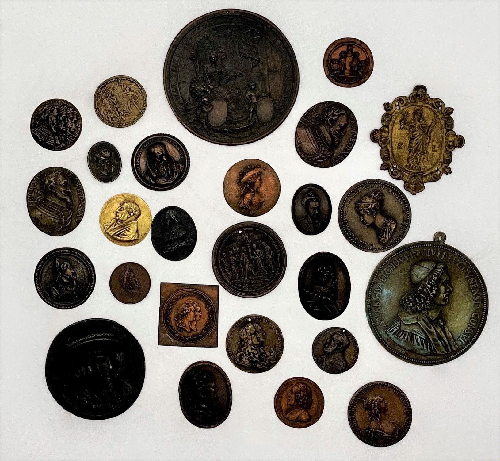 Lot of 26 historical and artistic medals in various metals, overmoldings, refrappes, ...
Various states. 
Various dimensions