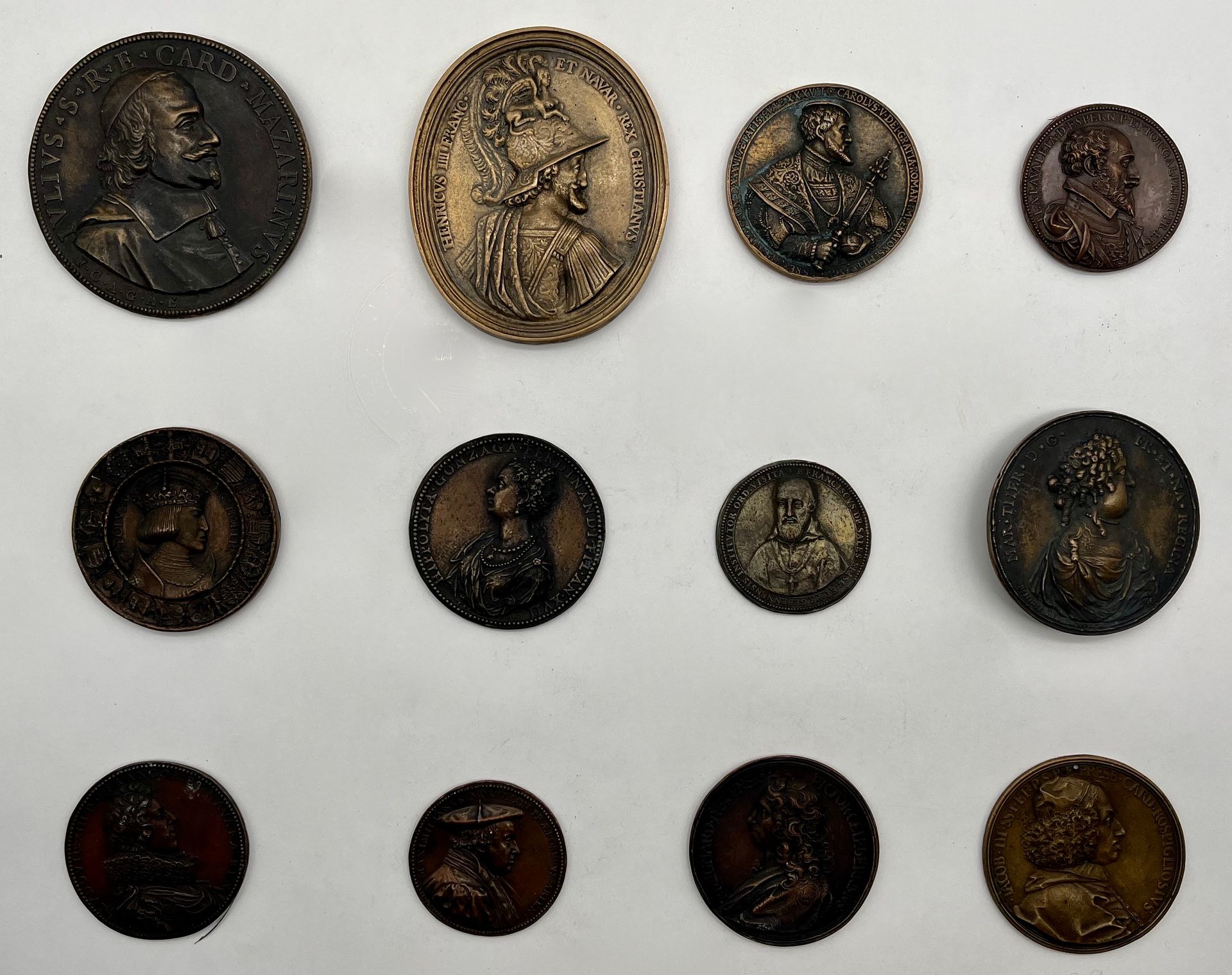 Lot de 12 médailles historiques et artistiques variées en métaux divers, surmoulages, refrappes, …
État divers
D : 5 à 9,5 cm.