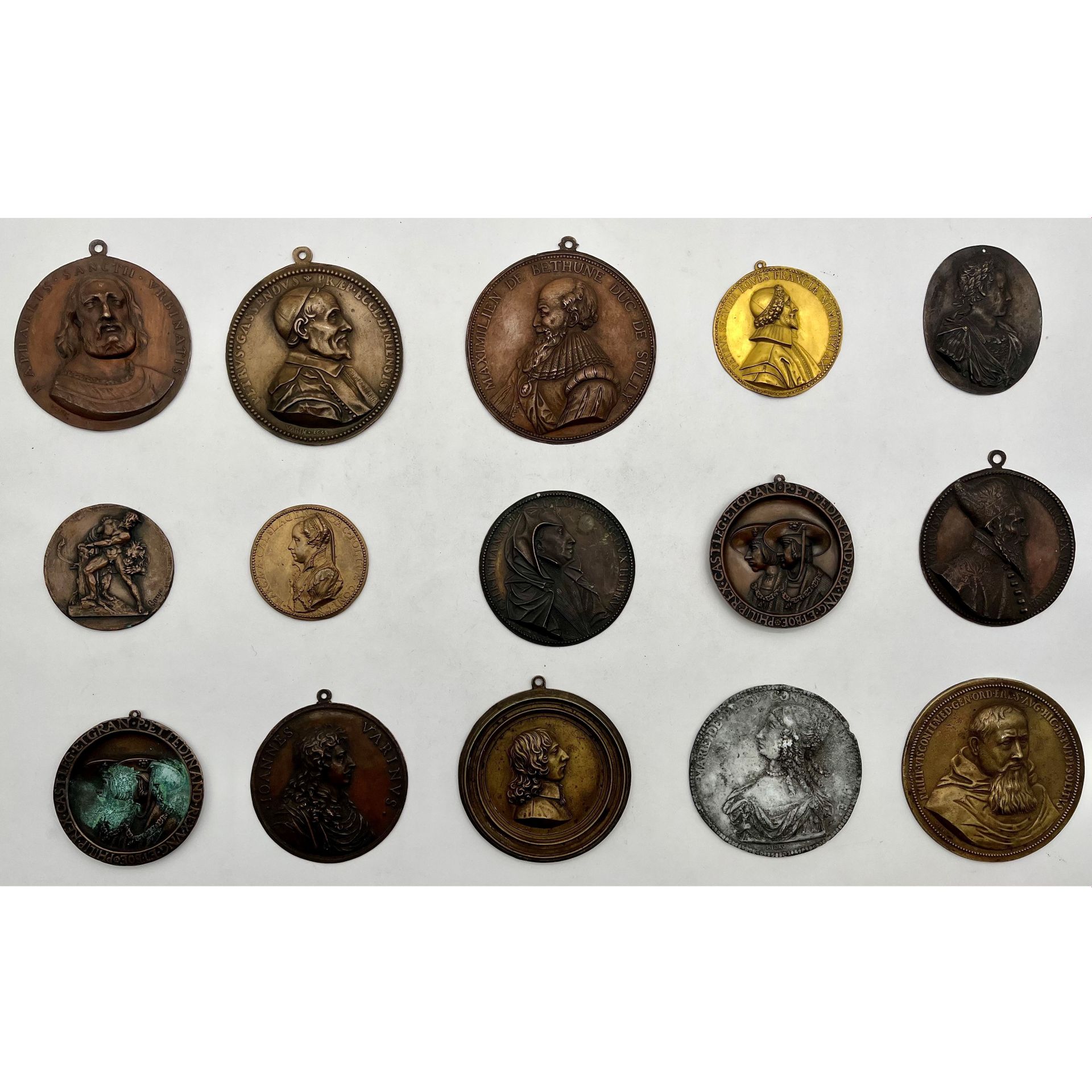Lot de 15 médailles historiques et artistiques variées en métaux divers, surmoulages, refrappes, …
État divers.