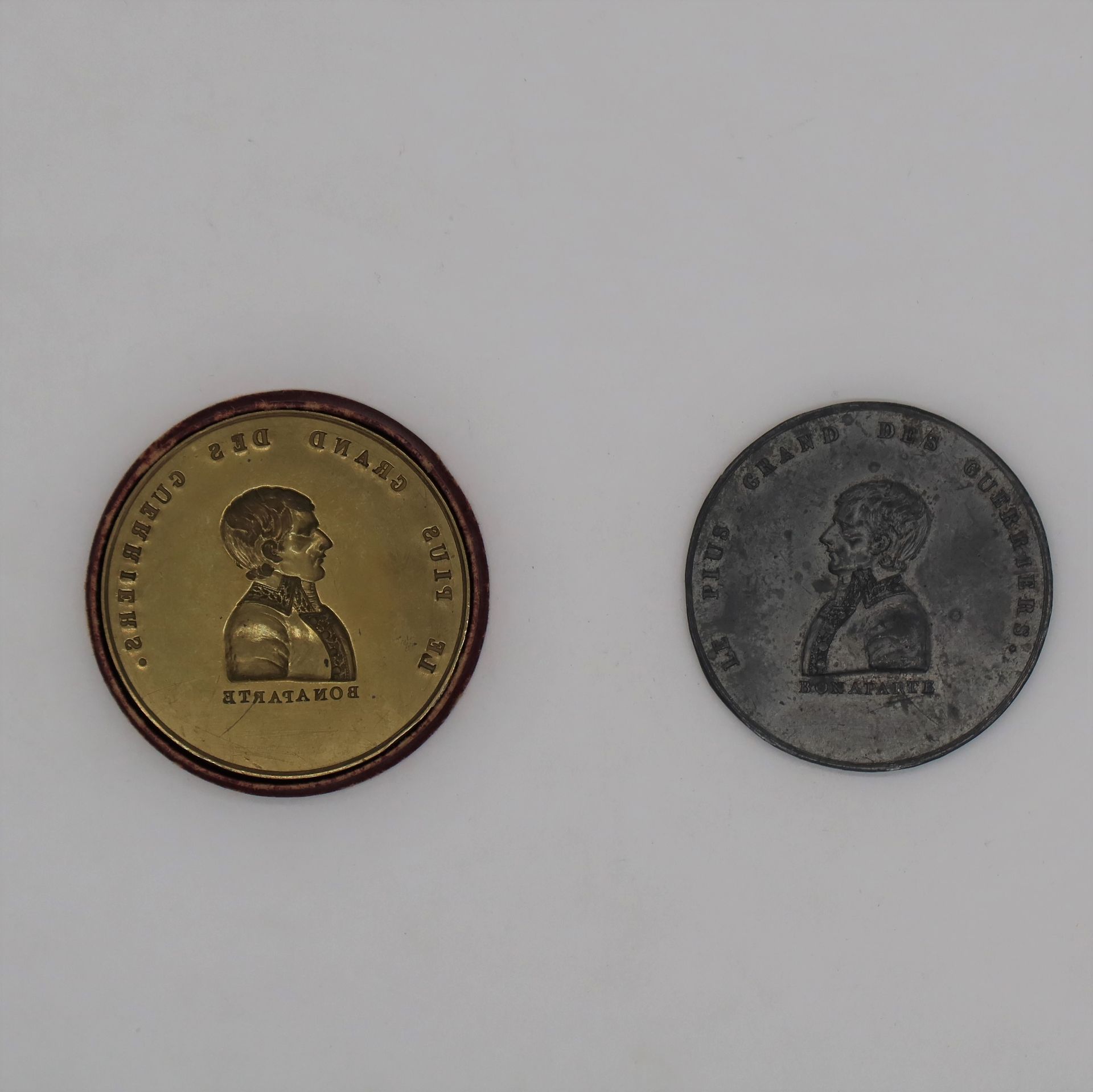 Matrice en creux au buste de Bonaparte et une frappe en étain.
D : 5,6 cm.