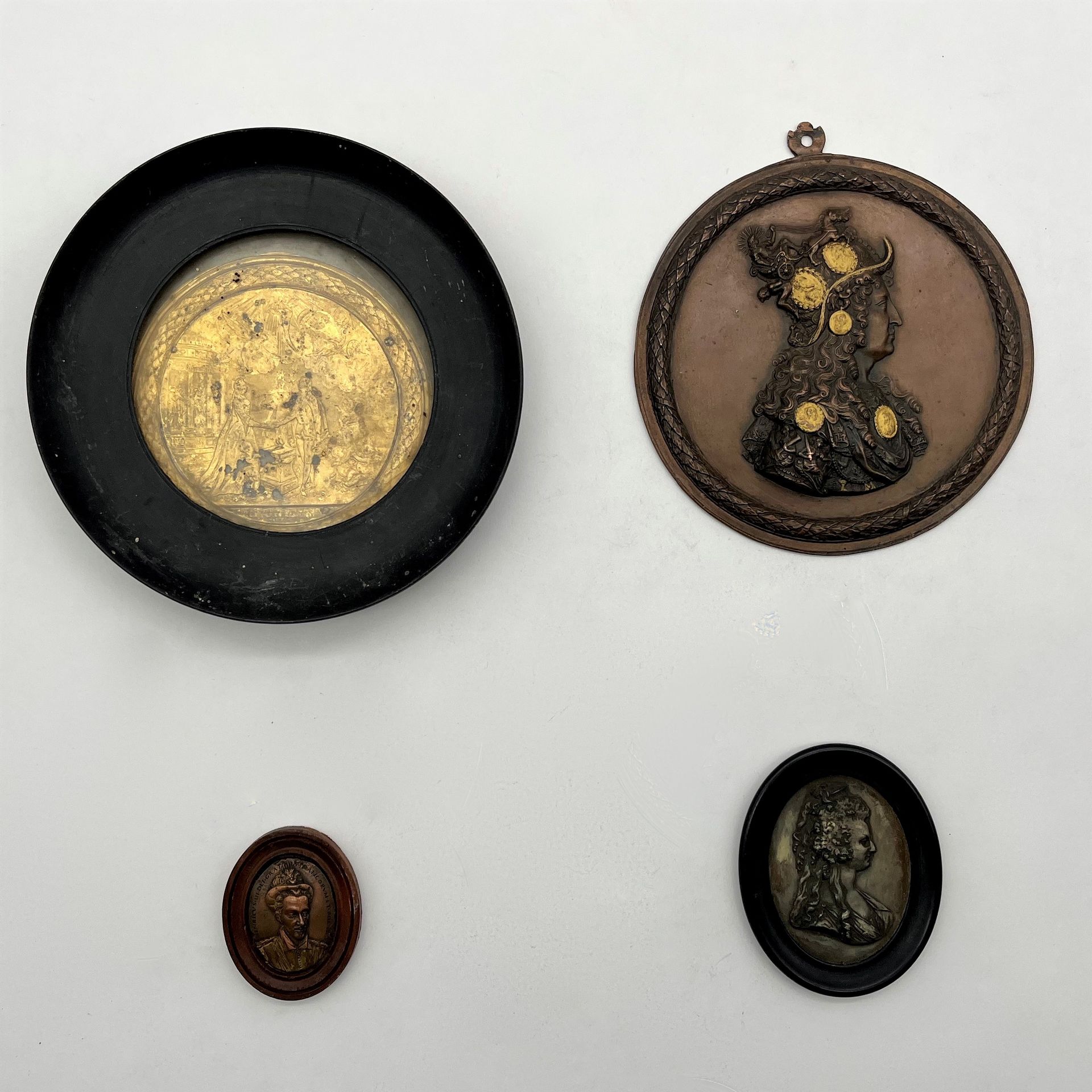 Lot de quatre médailles historiques et artistiques variées en métaux divers, surmoulages, refrappes, différents modules, principalement postérieur. 
Dont une représentant le mariage de Louis XVI et Marie-Antoinette en étain doré ; un portrait de Henri III ; un portrait de Louis XIV ; le portrait de Marie-Antoinette de profil. 
État divers. 
D : 4 cm – 6,5 cm – 9,5 cm – 13,5 cm