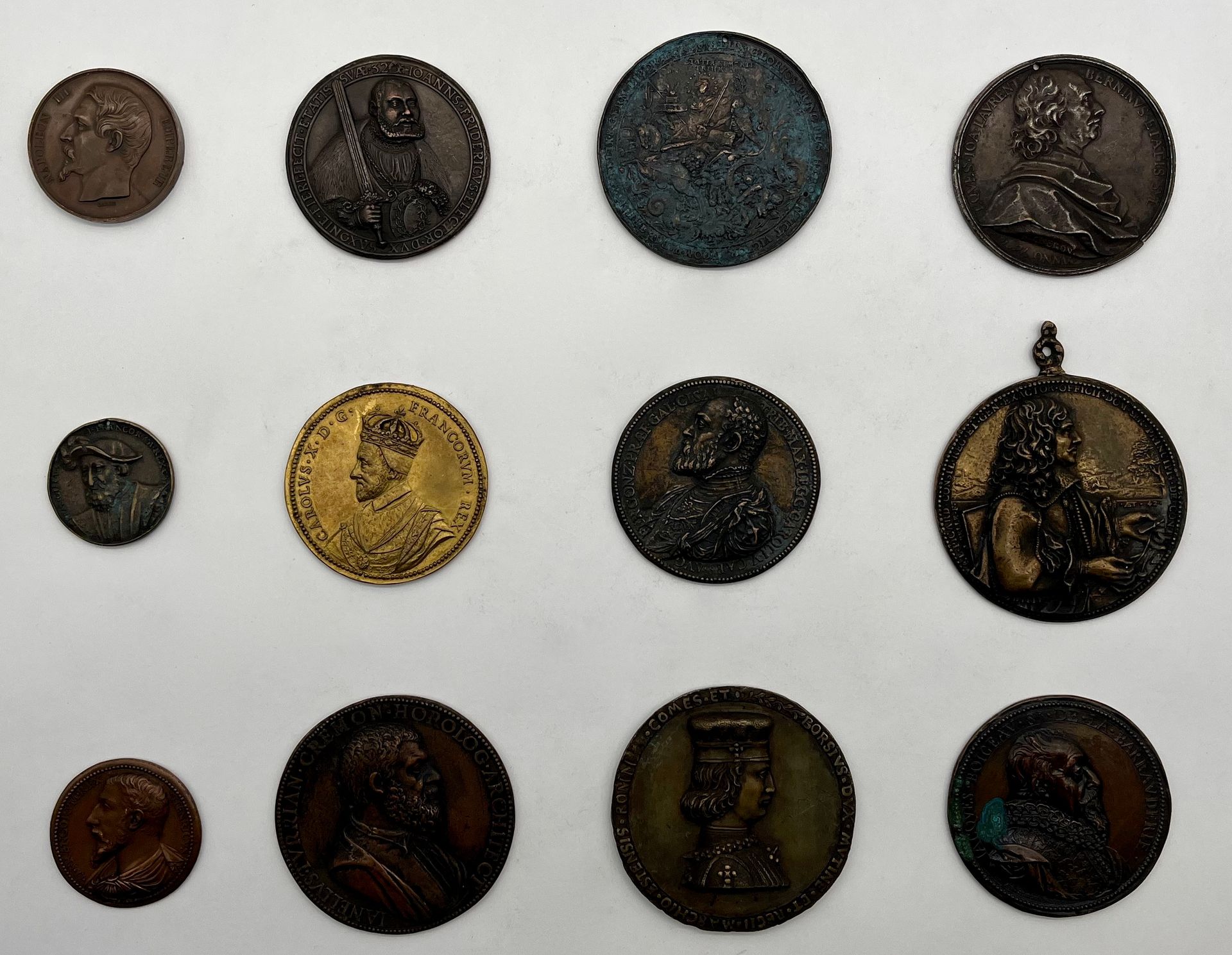 Lot de 12 médailles historiques et artistiques variées en métaux divers, surmoulages, refrappes, …
État divers. 
D : 4,2 à 8 cm