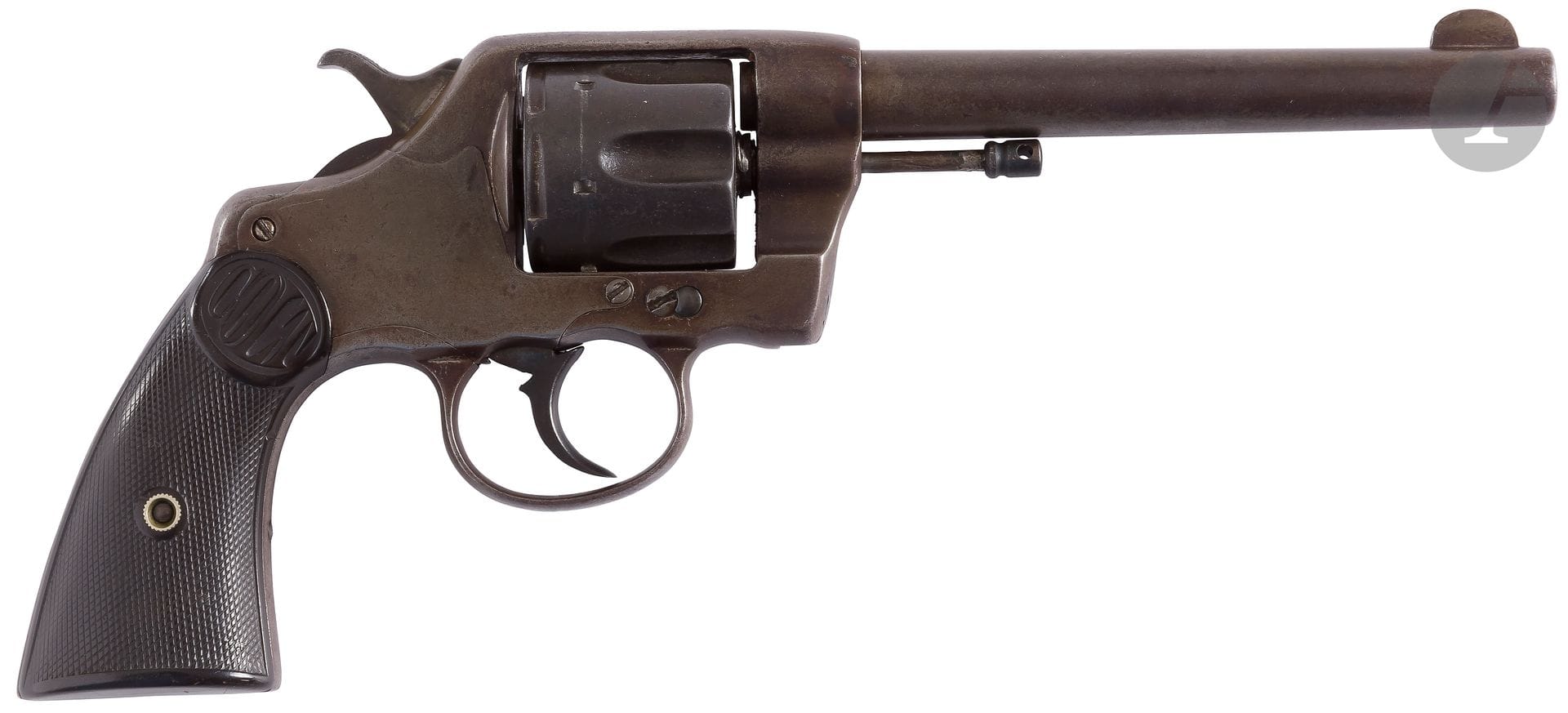 Revolver Colt 1895 civil, six coups calibre 38 LC, double action. 
Canon de 14,7 cm, rayé, avec guidon demi-lune avec restes de marquages sur deux lignes « COLT ‘S PT.A.MFG.CO.HARTFORD CT.U.S.A. PATENTED AUG.5.1884 NOV.6.88. MAR.5.95. » et « COLT D.A. 38 » sur le côté. 
Poinçon à l’étoile sur le pontet. Plaquettes de crosse en gutta percha marquées « COLT » (une cassure réparée). 
Porte le numéro « 249647 » (effacé) sous le canon et la bride de crosse. 
Longueur : 29 cm
Finition patinée. 
A.B.E. (marquages en partie effacés). 
Avec son procès-verbal d’arme historique du banc d’épreuve de St Etienne.
