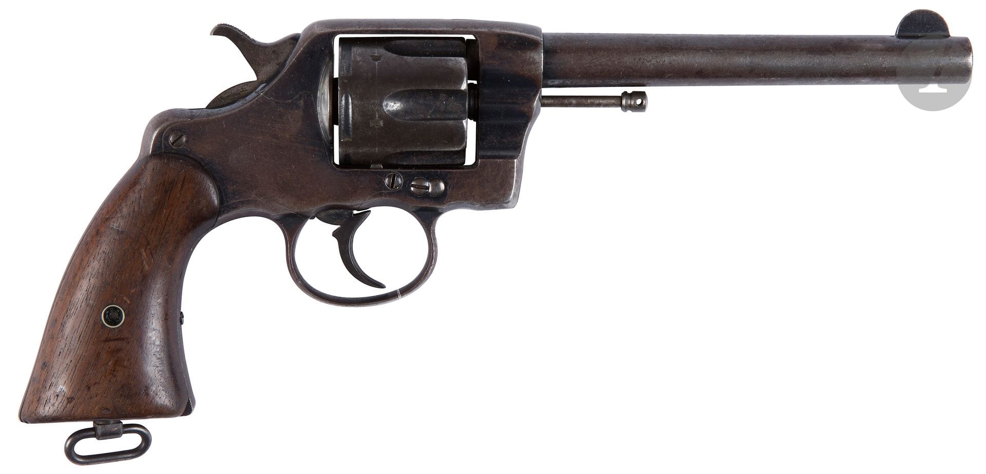 Revolver Colt New Army 1901, six coups, calibre 38 Long Colt DA.
Canon rond, rayé, avec marquage « Colt PT F A MFG Co Hartford Ct USA Patented Aug. 5 1884 – 88 – March. 5. 95 ». Barillet basculant. Carcasse frappée « RAC ». Plaquettes de crosse en noyer verni. Bride de crosse avec anneau frappé « n°1677 US Army model 1901 ».
A.B.E. Bleui patiné.
Longueur : 28,5 cm
Avec son procès-verbal d’arme historique du banc d’épreuve de St Etienne.