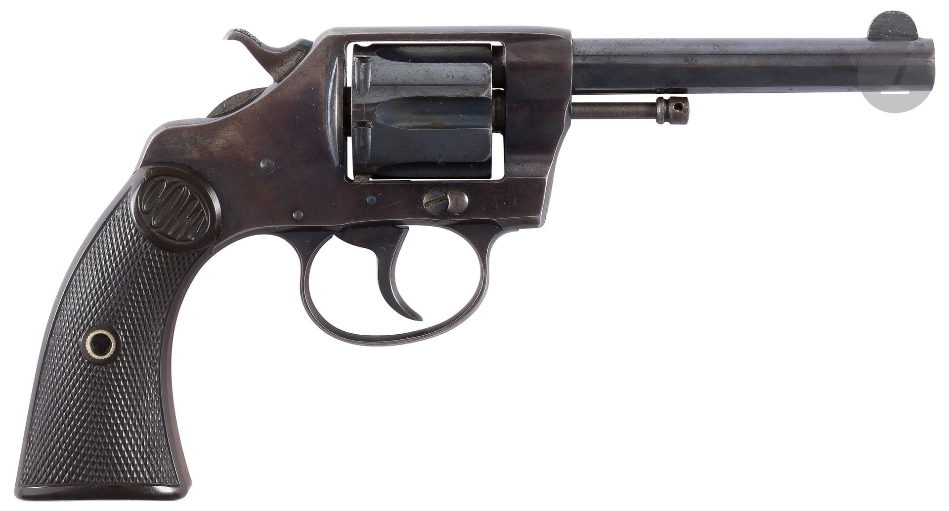 Revolver Colt New Police modèle New Pocket, six coups, calibre 32 DA.
Canon rond rayé, avec marquage. Carcasse fermée. Barillet évidé basculant côté gauche. Carcasse gravée du sigle « Colt New Police ». Plaquettes de crosse en ébène quadrillé avec sigle.
B.E. Finition bleuie à plus de 80%.
N°26180 / 2.
Longueur : 21,5 cm
Fabriqué de 1896 à 1907 à 49 500 exemplaires environ.