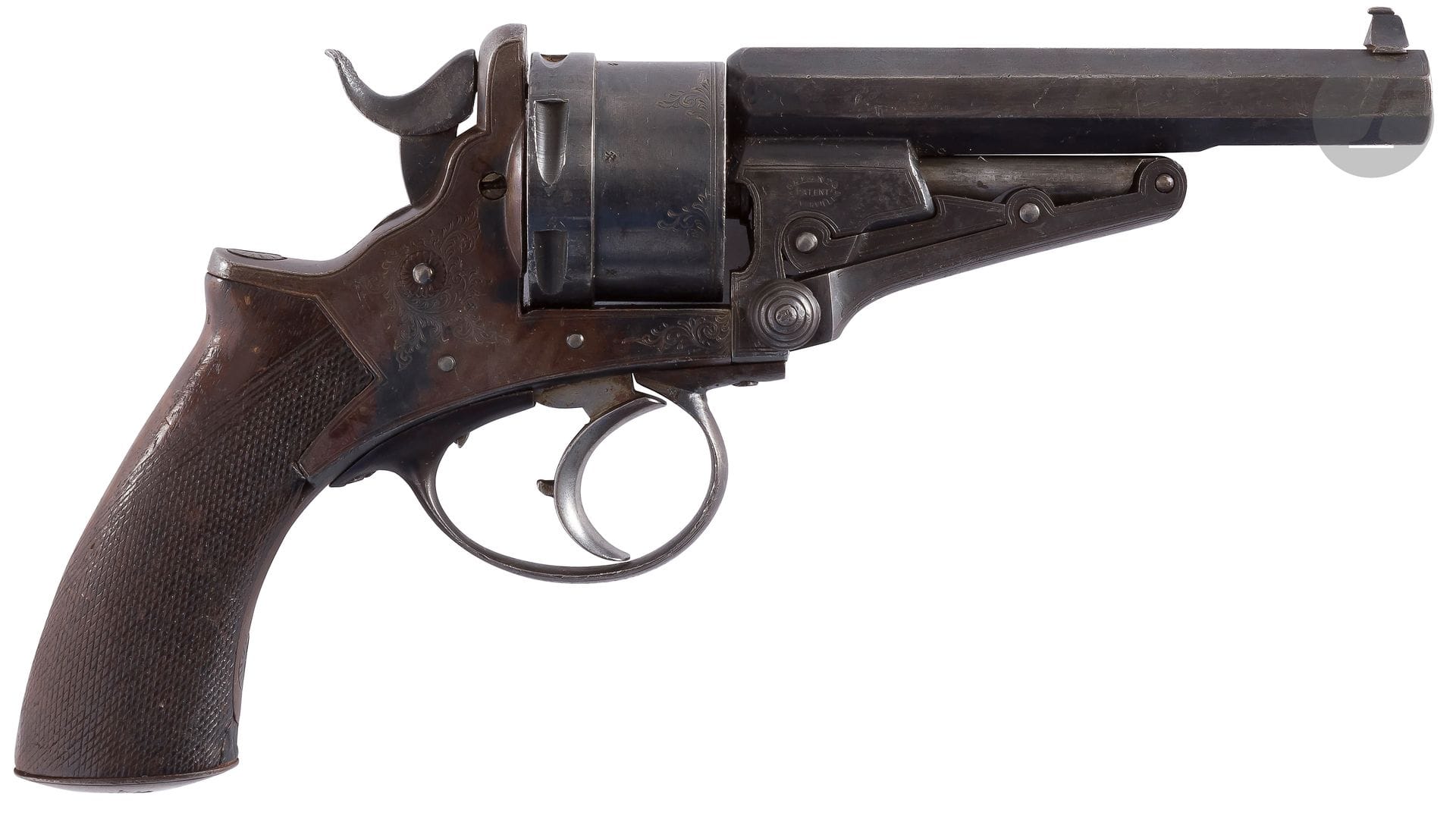 Rare revolver Galand & Sommerville, six coups, calibre 450, double action, vendu par Cogswell & Harrison. 
Canon à pans, rayé, gravé sur la bande supérieure « COGSWELL & HARRISON 223 & 224 STRAND LONDON », frappé sur le côté « L2087 ». Clé d’ouverture par bouton pressoir à l’avant du bâti, frappé « GALAND & SOMMERVILLE PATENT » d’un côté et, de l’autre, de lances entrecroisées et de la lettre « B ». Barillet, carcasse ouverte et garnitures gravés de rinceaux feuillagés. Crosse en noyer verni et quadrillé. 
Finition bleuie et jaspée. 
Longueur : 25 cm
A.B.E. Vers 1860-1880

Dérivé du Galand, ce modèle servit dans une version militaire dans la gendarmerie portugaise. Il était fabriqué par Braendlin, Sommerville & Co à Birmingham.