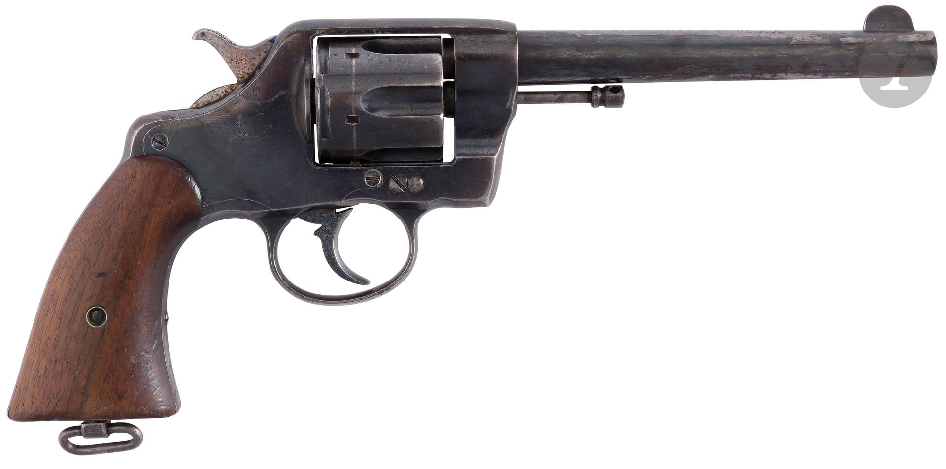 Revolver Colt Navy Official Police Model 1889, six coups, calibre 38 Long Colt DA.
Canon rond, rayé. Barillet basculant à droite avec marquage « Colt’s PT MFG Co Hartford CT USA Patented Aug. 5. 1884 – Nov. 6. 88 – Mar. 6.1901 » et, sur le côté « DA 38 ». Carcasse frappée « RAC ». Plaquettes de crosse en noyer ciré.
Bride de crosse avec anneau.
N°9373.
Longueur : 28,5 cm
Finition bleuie à 50%, patinée.
Fabriqué à 31  000 exemplaires environ.
Avec son procès-verbal d’arme historique du banc d’épreuve de St Etienne.