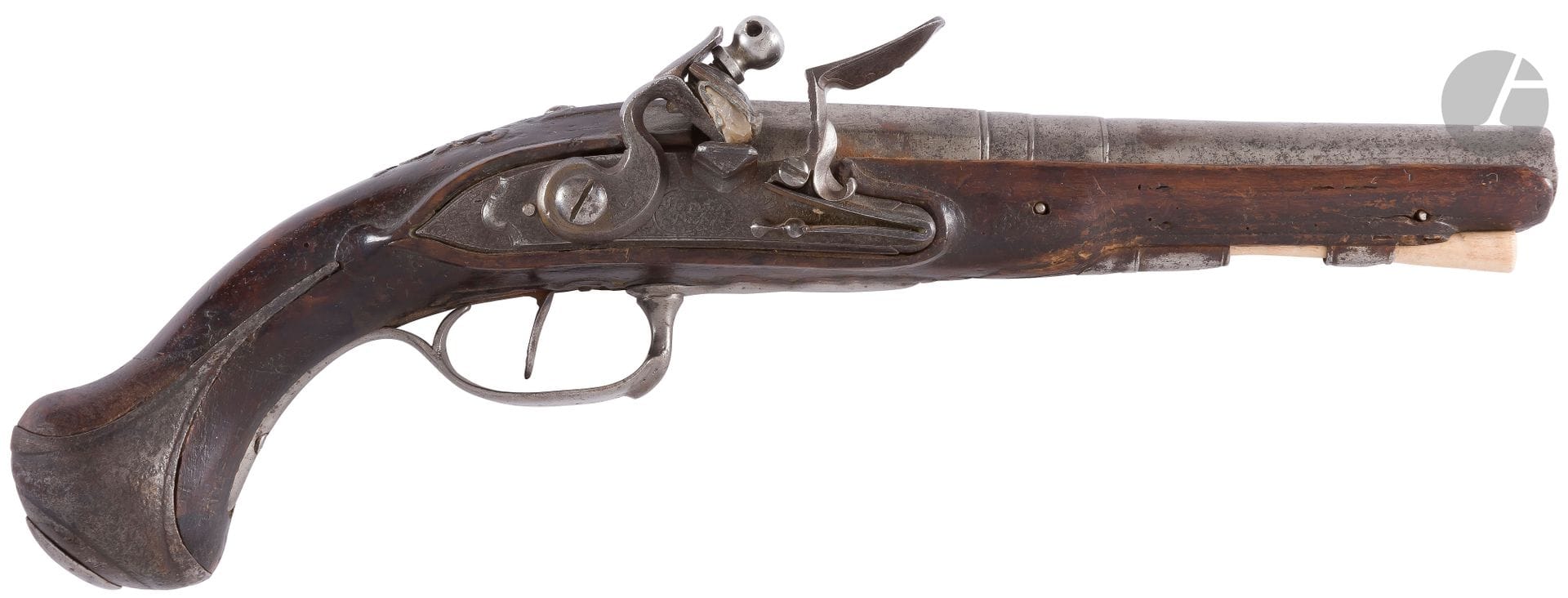 Pistolet à silex d’officier. 
Canon rond, à pans au tonnerre. Platine à corps plat signée « J COIGNET PUPIL » et chien à corps plat, gravés de motifs rocaille. Garnitures en fer ciselé. Crosse en noyer sculpté (enture à la calotte). Baguette en bois postérieure. 
E.M. (vis de mâchoire du chien postérieure).
Vers 1750-1760.